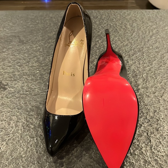 Black patent letter knock off Louboutin heels with red bottom. Size 38 - Picture 3 of 6